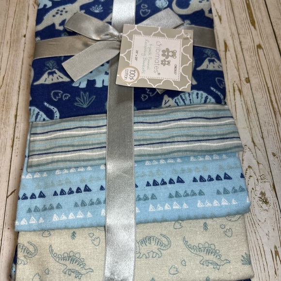 100% COTTON 4 PACK RECEIVING BLANKETS( DINOSAURS ,STRIPES, TRIANGLES) - Picture 4 of 8